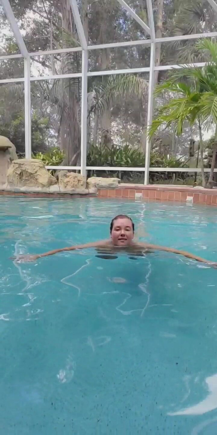 Annabelle Rogers: Nahé plavání u bazénu