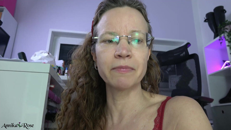 Annika Rose: 난 너의 어린 자지를 따먹을거야!