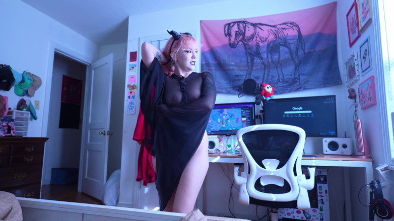 lilredvelvettt: 여친을 따먹는 악마의 배다른 여동생