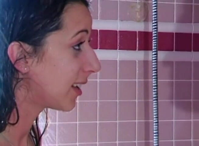 Old PIGS XXX: Joven morena salvajemente follada en la ducha por un hombre...
