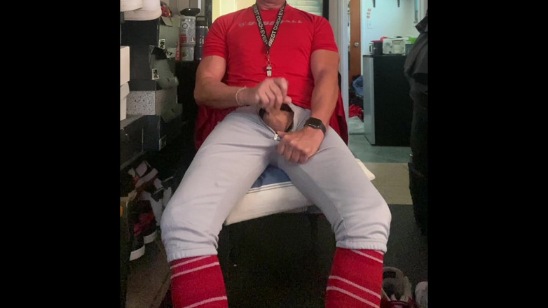 JockDad87: Після надрочування jockdad87 стріляє навантаженням n бейсбольне спорядження