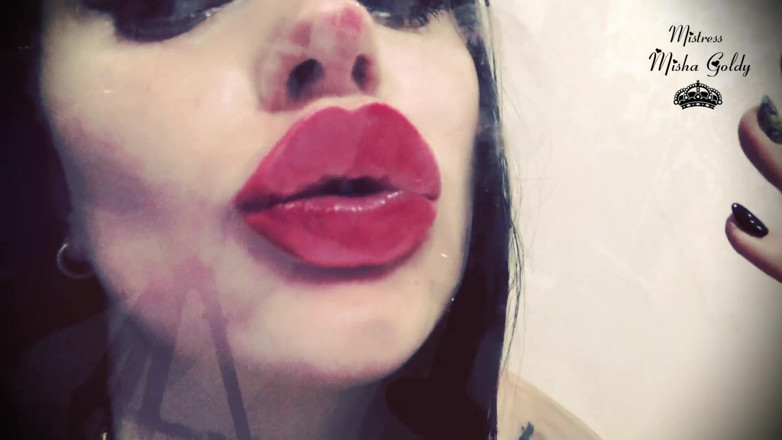 Goddess Misha Goldy: Rode lippen prints over glas &amp; Frenchkissing