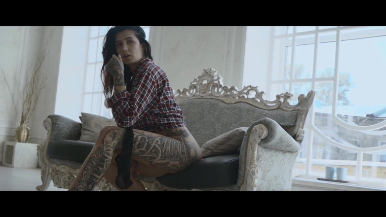 SANKTOR: Gordita tatuada milf baila striptease