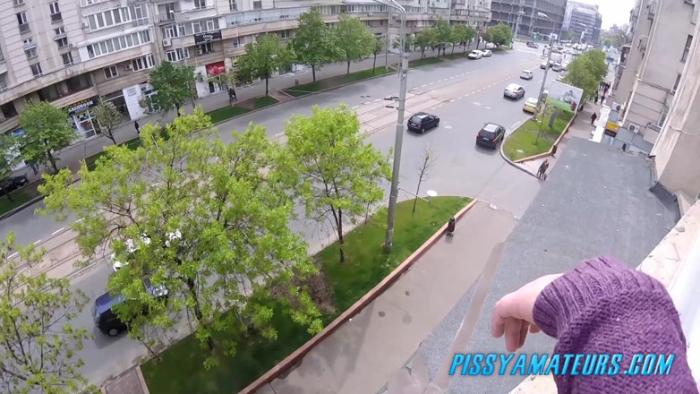 Pissy Amateurs: Fare pipì all'aperto sul balcone