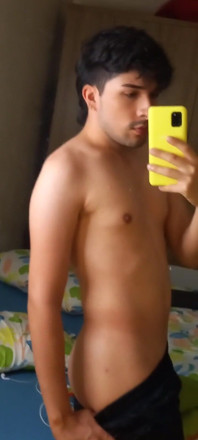 Curious Heterosexual Sending Nude Photos to His Gay Friend