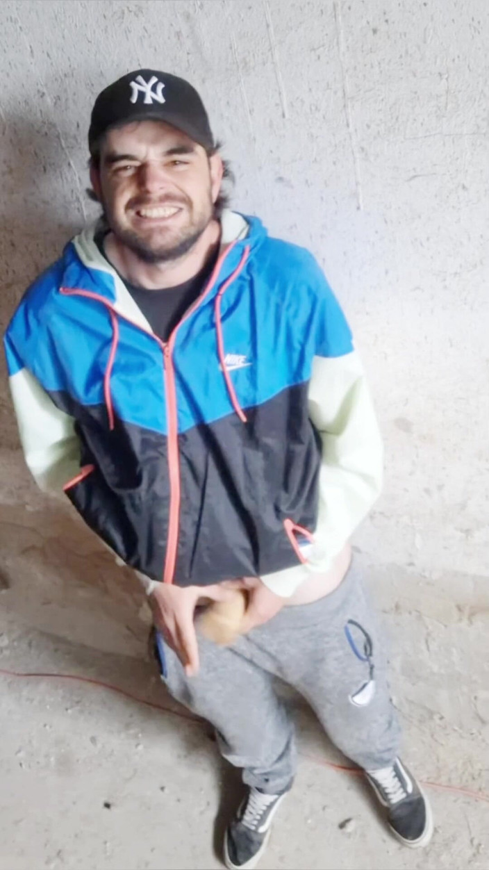 jerkofflover: Vyhoním Si V Opustenej Budove Kde Si Chodievam Masturbovať