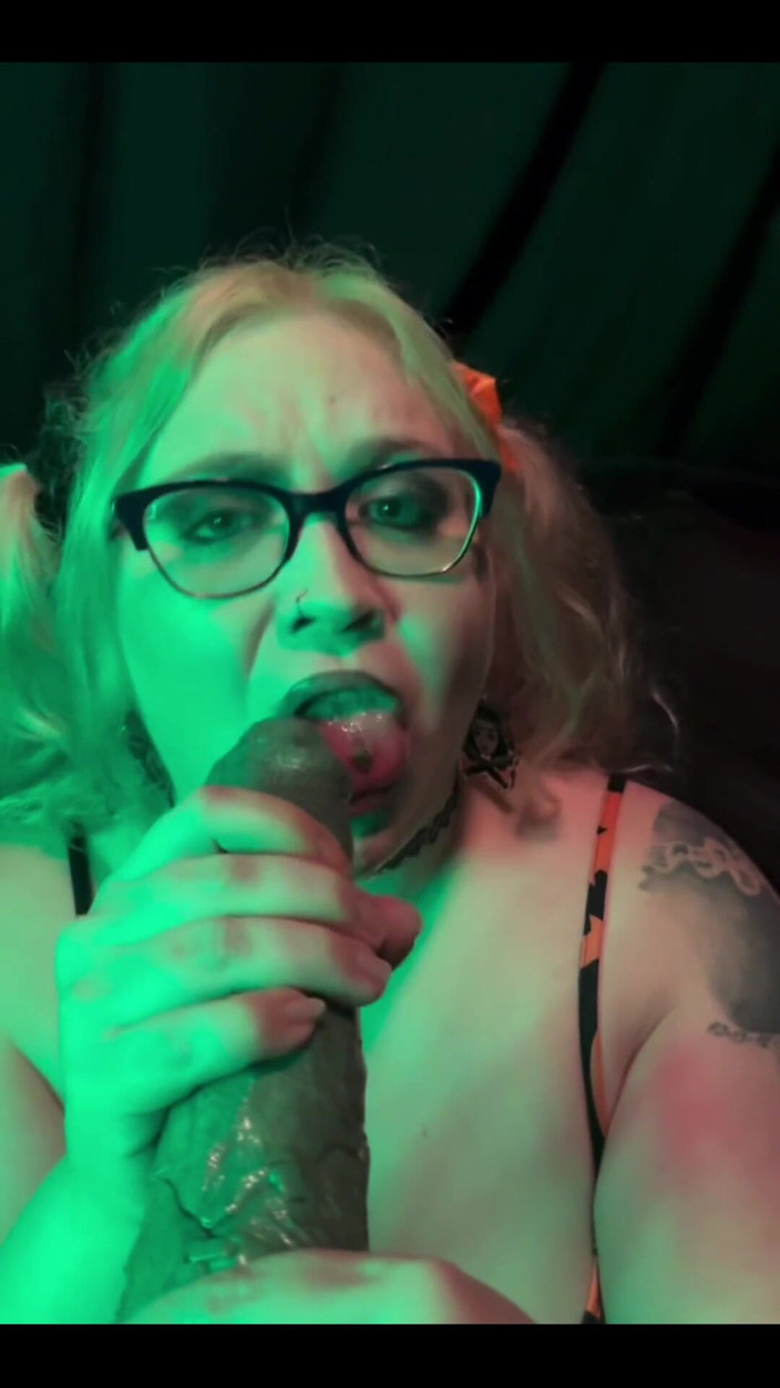 Goth bimbo: Kouření s monstrózním ptákem