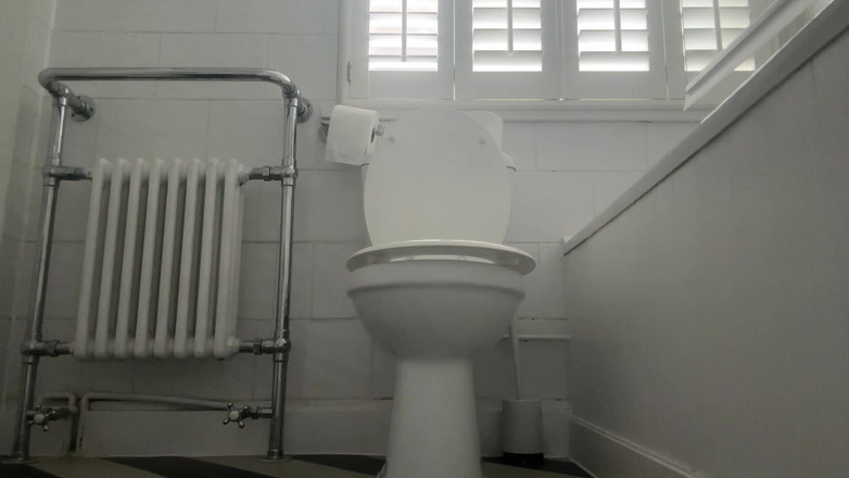 Miss Valentina: Výstřik přes moji toaletu