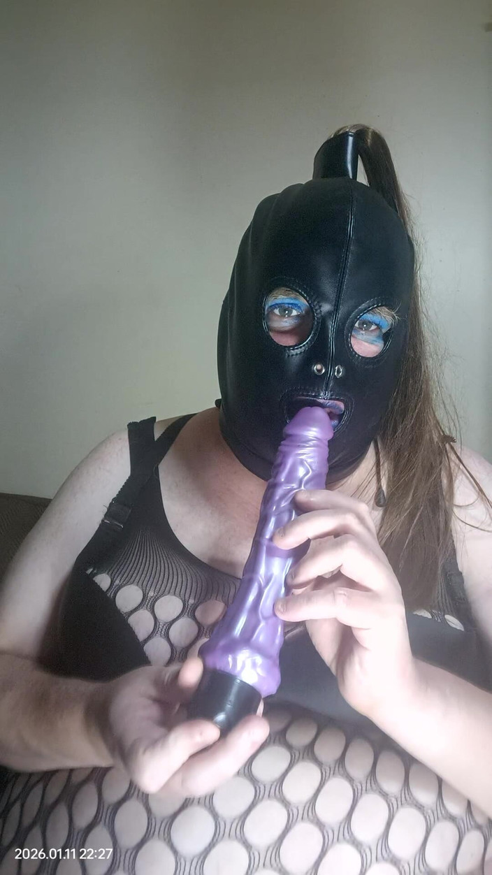 Stephanie-Nicole-TV: Velká kráska tv se baví s fialovým robertkem