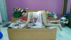 Cute & Nude Crossdresser: 可爱的娘娘腔变装者甜棒棒糖在粉色公主睡梦。
