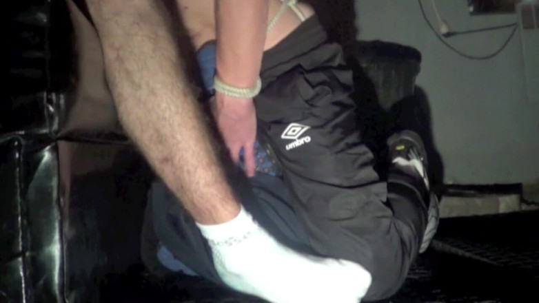 Sneaker gay: Si jalang diserahkan dalam kasut dan dihukum oleh Scallyboy