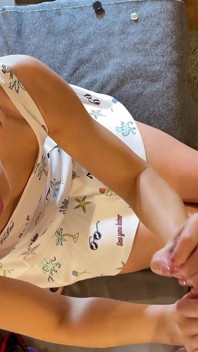 Büyük yarak üzerinde çalışan en ateşli sıska esmer hatundan çifte boşalma ile kazara boşalma