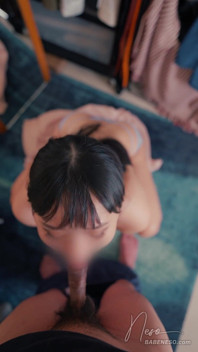 Cette salope de Tinder sait utiliser sa langue ! Suce une bite et avale du sperme