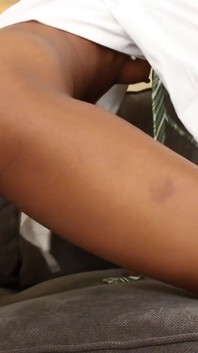 漂亮性感的朋友在沙发上相爱