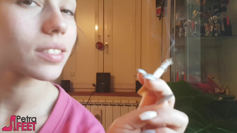 Smokin Fetish: Una seducente ragazza italiana fuma un sigaro in primo piano...