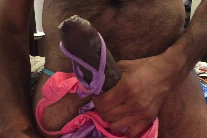pantykok: Calcinha de cetim enrolada em torno do meu pau latejante...