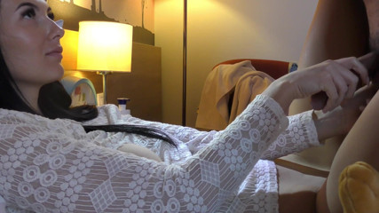Ignoring Handjobs: Brunetei sexy îi place pur și simplu să se joace cu coaiele și...