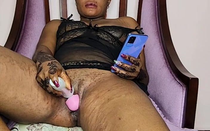 Afro fuck queens: Збуджена повія грає і набиває свою вільну піхву секс-іграшкою