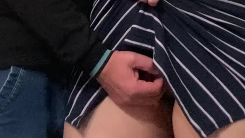 Niki studio: 지하철의 드레스 아래에서 낯선 사람이 내 보지를 만지게 해줘