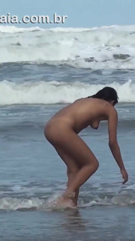 O femeie căsătorită excitată în nuditate publică înregistrează un videoclip care se distrează pe plajă