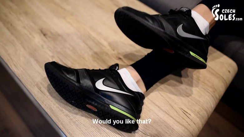 Czech Soles - foot fetish content: Eliška zeigt ihre verschwitzten turnschuhe, socken und füße - POV