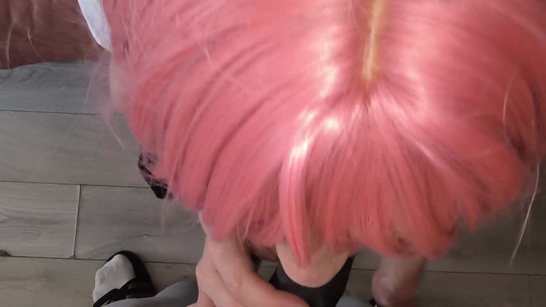 Rozebell: La sissy princess dalle labbra lucide cade in ginocchio e...