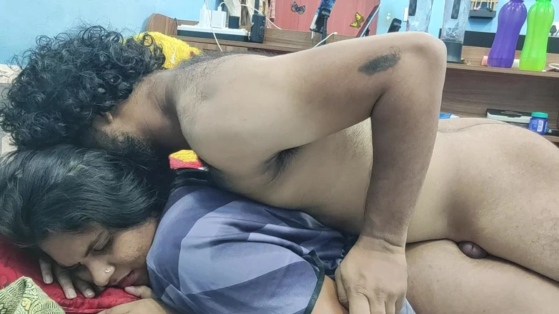 Vaigavarun45: Desi malese coppia culo caldo bacio romanticismo in nighty