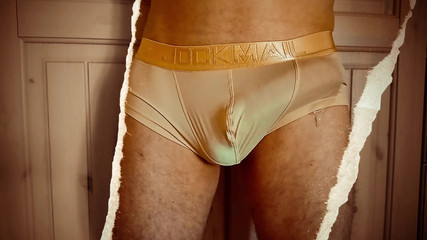 TheOldBigThing: 禁止在公共场合触摸。当他把放进他的莱卡裤子里时，他的工具会跳动。