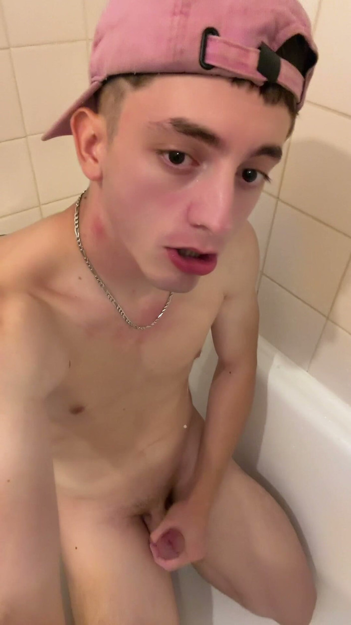 XsTwinkk: Twink Puts an Xxl Dildo in Her Ass and Moans