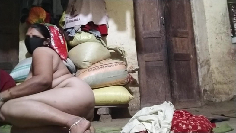 Desi_bhabhi121: Гаряча бхабх пестить пизду оголеними цицьками