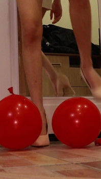 Schiaccia con i tacchi e i palloncini. Schiacciare i tacchi