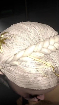 Peri seksi rambut pirang lagi asik nyepong kontol di kegelapan