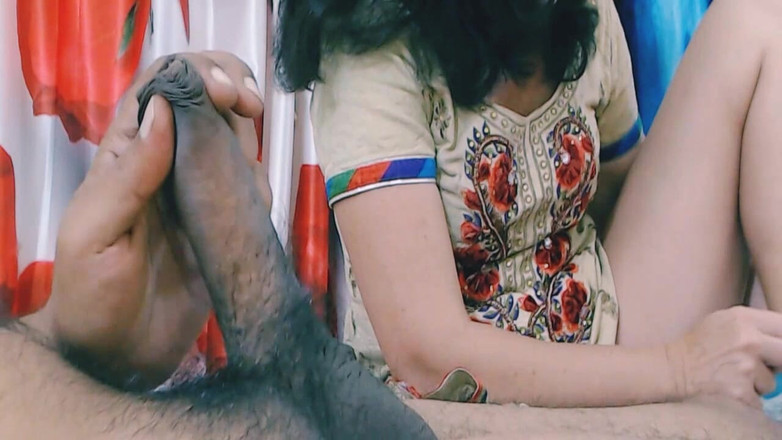 Bolly Karma: 继母变得饥渴，让我操她