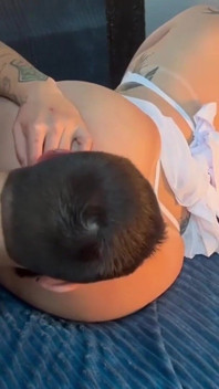 Suster hot rambut merah dengan mata hijau ini lagi asik seks anal sampai dicrot di muka