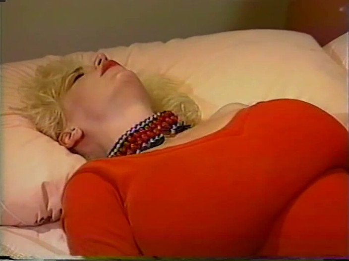 Vintage Usa: Sexy blonde frau mit dicken möpsen liebt den schwarzen schwanz...