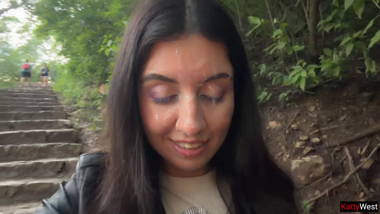 Katty West: Passeggiata folle in un parco pubblico pieno di gente - Soffiolamento...