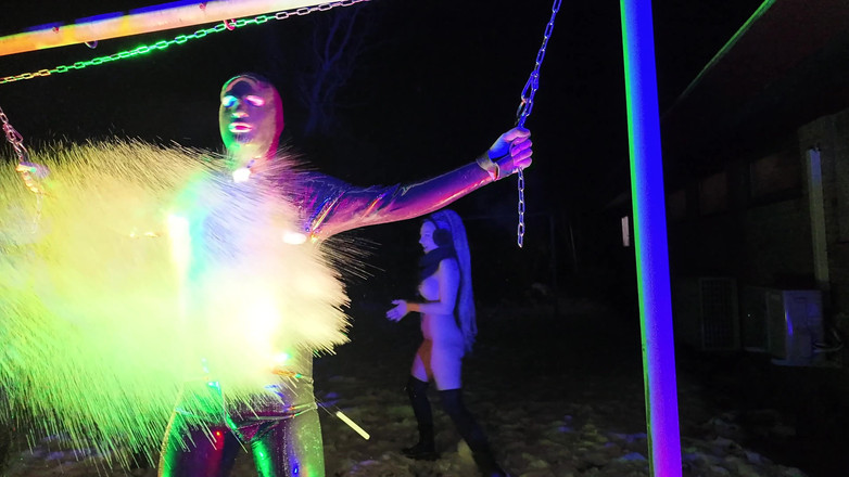 Domina Dark: Keseronokan bola snowball