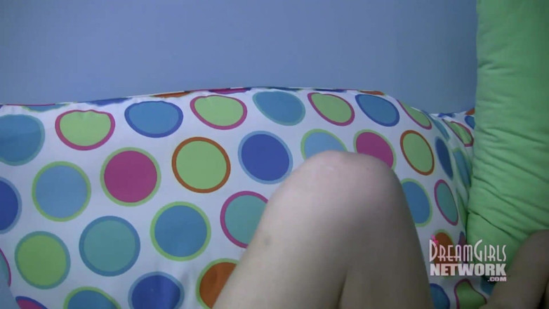 Dream Girls: La bionda con le tettine si spoglia per il cameraman...