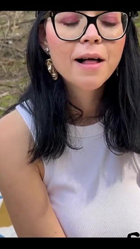 Fumandoti in faccia e tette che rimbalzano all'aperto