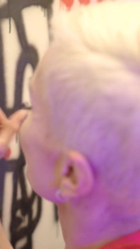 La milf tettona tanya virago ama succhiare cazzi attraverso un gloryhole
