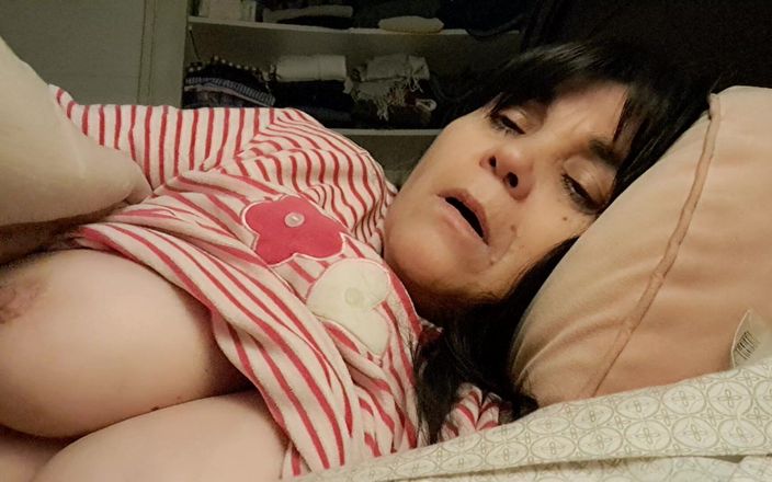 Mommy big hairy pussy: Na cama com um jovem amante, eu sinto duro