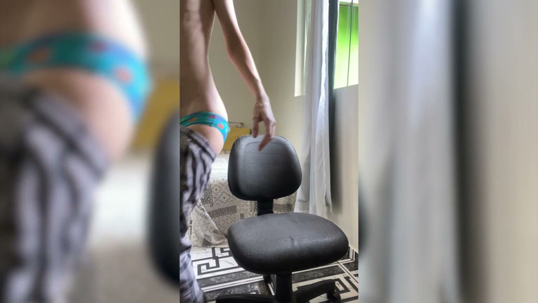 Kedoimath: Magrinha loira rabuda tirando a roupa e mostrando sua bunda...