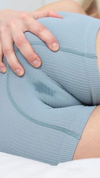 Benetzung meiner shorts, fetisch - triefende muschi - schnell fingern, solo heißes blondes mädchen