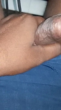 Je suis un Garçon indien suce des seins indiens gays en s’embrassant