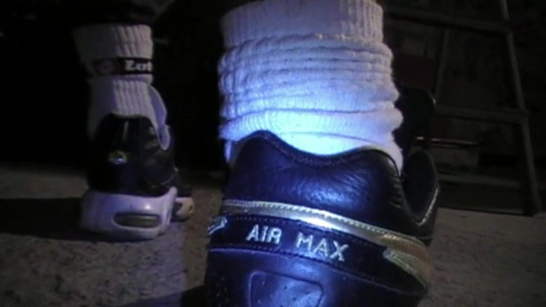Sneaker gay: Supunere cu adidași pentru băieții răi în jogging