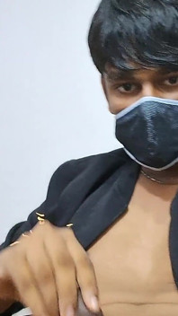 Brownguy em uma jaqueta masturbando