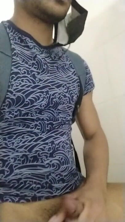 trebol_Jess: Giovane gay latino in bagno