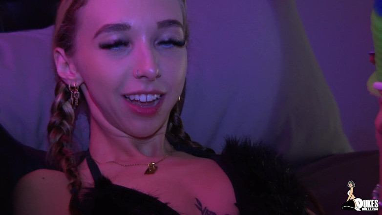 Dukes Hardcore Honeys: Breezy Bri Rozciągnij jej ciasny P $ $y W Dukes Dollz Toy