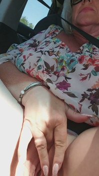 Dojrzała blondynka Palce pulsujące cipki w publicznej jeździe samochodem
