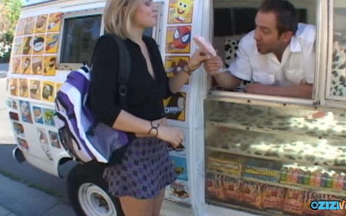 Zizi Vids: Dondurma yedikten sonra bu adam minibüste onu sikiyor.